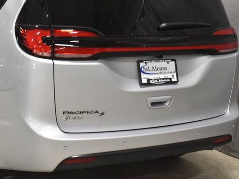 New 2026 Chrysler Pacifica Select w/ S Appearance Package image 9