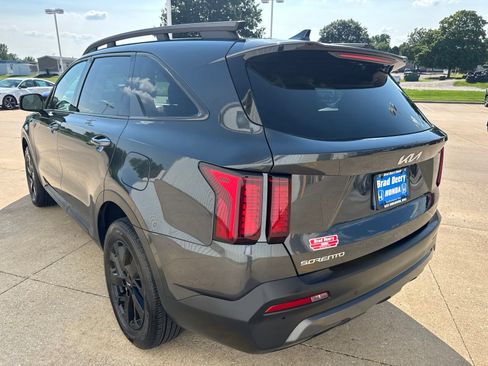 Used 2023 Kia Sorento S w/ Panoramic Sunroof Package AWD/4WD image 8