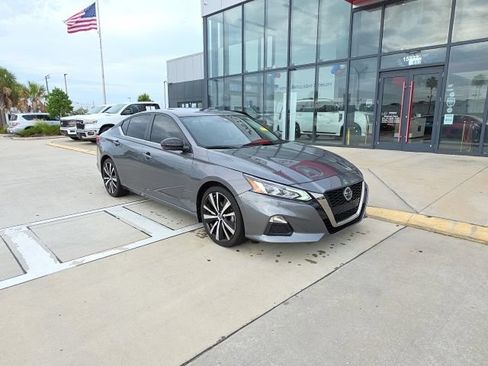 Used 2020 Nissan Altima 2.5 SR w/ Premium Package FWD image 2