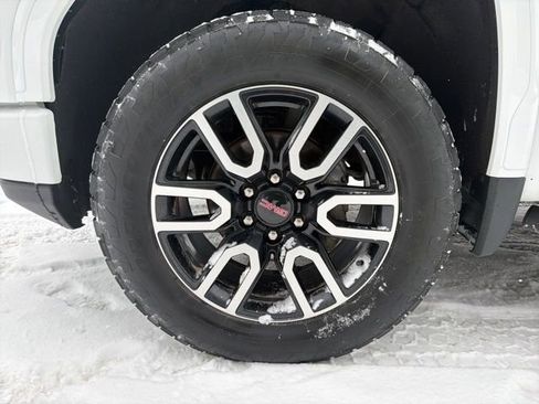 Used 2022 GMC Sierra 1500 AT4 w/ Technology Package AWD/4WD image 11
