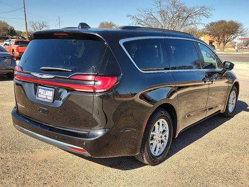 Used 2022 Chrysler Pacifica Touring-L image 3