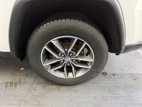 Used 2018 Jeep Grand Cherokee Limited image 38