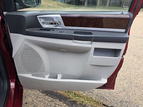 Used 2010 Chrysler Town & Country Touring Plus w/ Safetytec Group FWD image 21