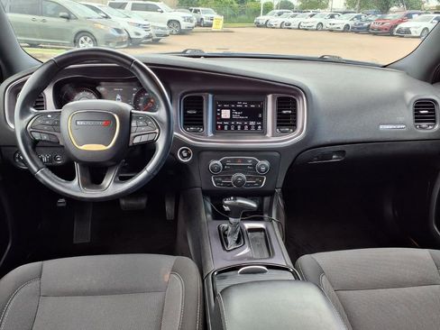 Used 2018 Dodge Charger SXT w/ Blacktop Package RWD image 9