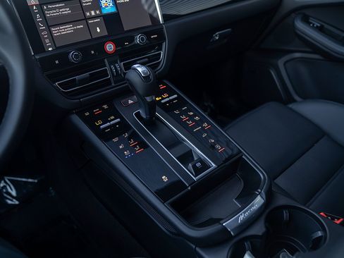 Certified 2026 Porsche Macan AWD/4WD image 14