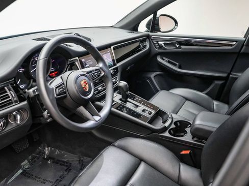 Certified 2025 Porsche Macan image 4
