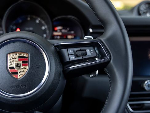 Certified 2025 Porsche Macan AWD/4WD image 32