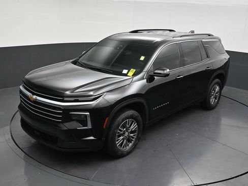 Used 2025 Chevrolet Traverse LT w/ Driver Confidence Package FWD image 17