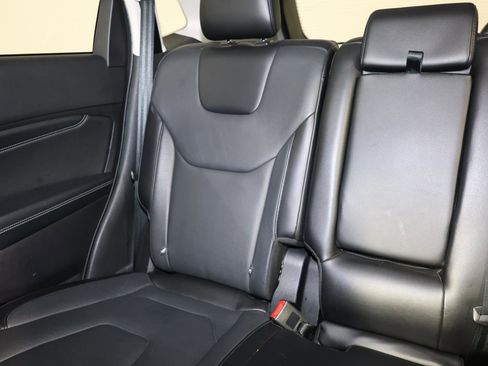 Used 2018 Ford Edge Titanium image 12