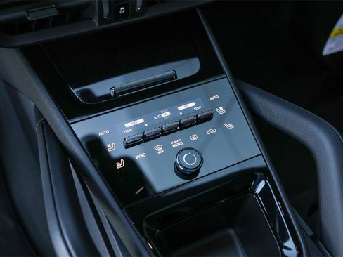 Used 2025 Porsche Cayenne image 18