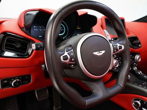 Used 2021 Aston Martin V8 Vantage Roadster image 16