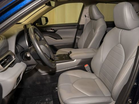 Used 2021 Toyota Highlander XLE image 14