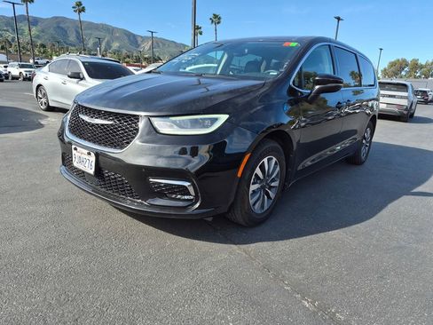 Used 2023 Chrysler Pacifica Touring-L image 3