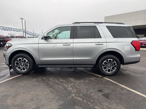 Used 2024 Ford Expedition XLT image 4