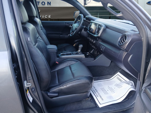 Used 2019 Toyota Tacoma TRD Off-Road w/ Technology Package AWD/4WD image 15