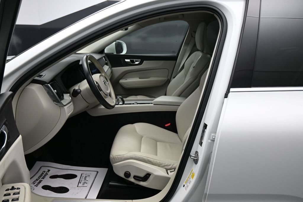 Used 2023 Volvo XC60 B5 Plus FWD image 9