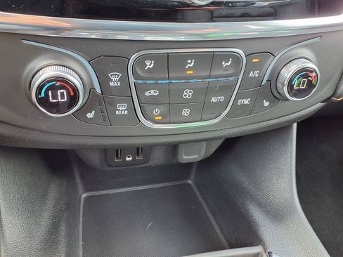 Used 2021 Chevrolet Traverse LT FWD image 8