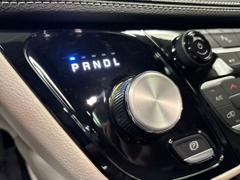 Used 2023 Chrysler Pacifica Limited image 25