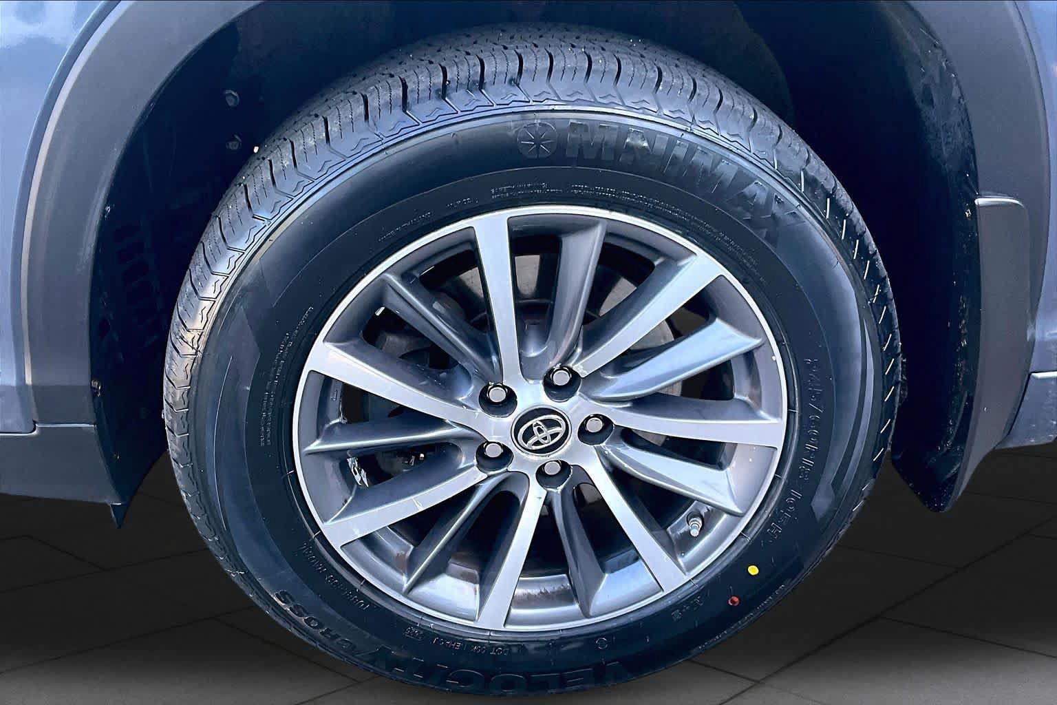 Used 2018 Toyota Highlander XLE AWD/4WD image 11
