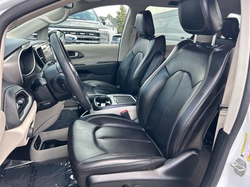 Used 2023 Chrysler Pacifica Touring-L FWD image 9