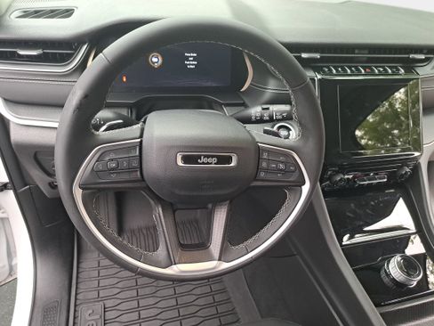 Used 2023 Jeep Grand Cherokee Laredo AWD/4WD image 15