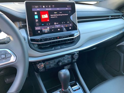 Used 2025 Jeep Compass Limited image 18