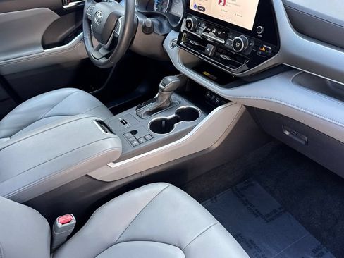 Certified 2025 Toyota Highlander XLE AWD/4WD image 16
