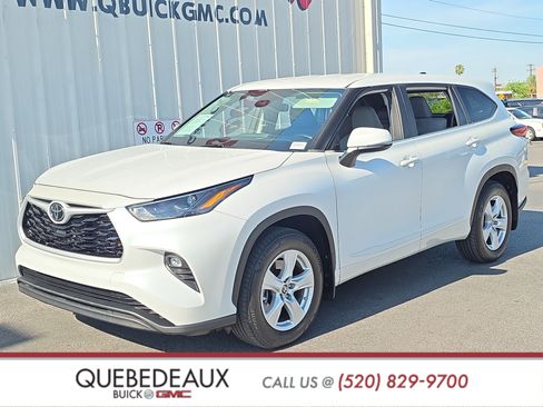 Used 2023 Toyota Highlander LE FWD image 3