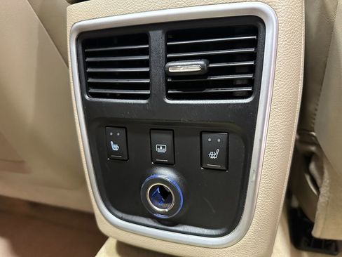 Used 2013 Chrysler 300 C w/ Light Group image 18