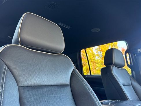 Used 2024 GMC Yukon XL SLT image 18