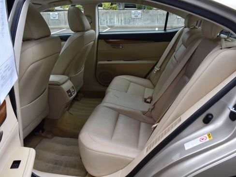 Used 2014 Lexus ES 300h w/ Luxury Package w/Bamboo Trim FWD image 20