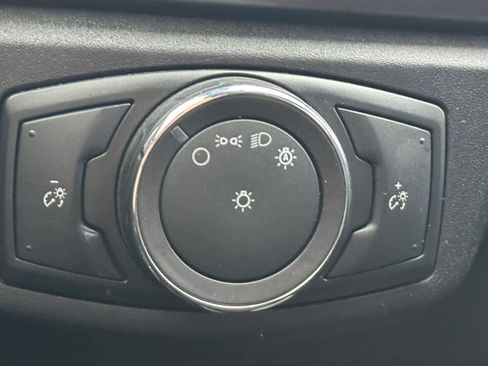 Used 2018 Ford Fusion SE w/ Fusion SE Technology Package FWD image 16