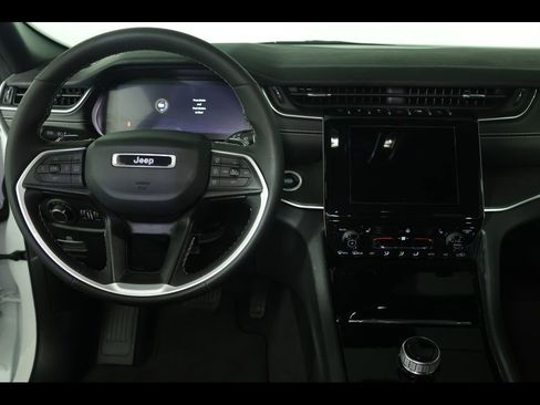 Used 2023 Jeep Grand Cherokee Altitude image 3