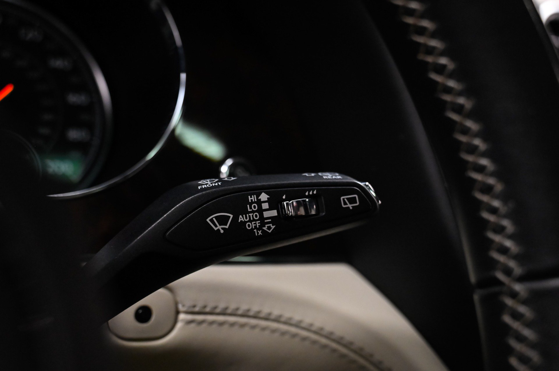 Used 2018 Bentley Bentayga w/ Black Specification AWD/4WD image 34