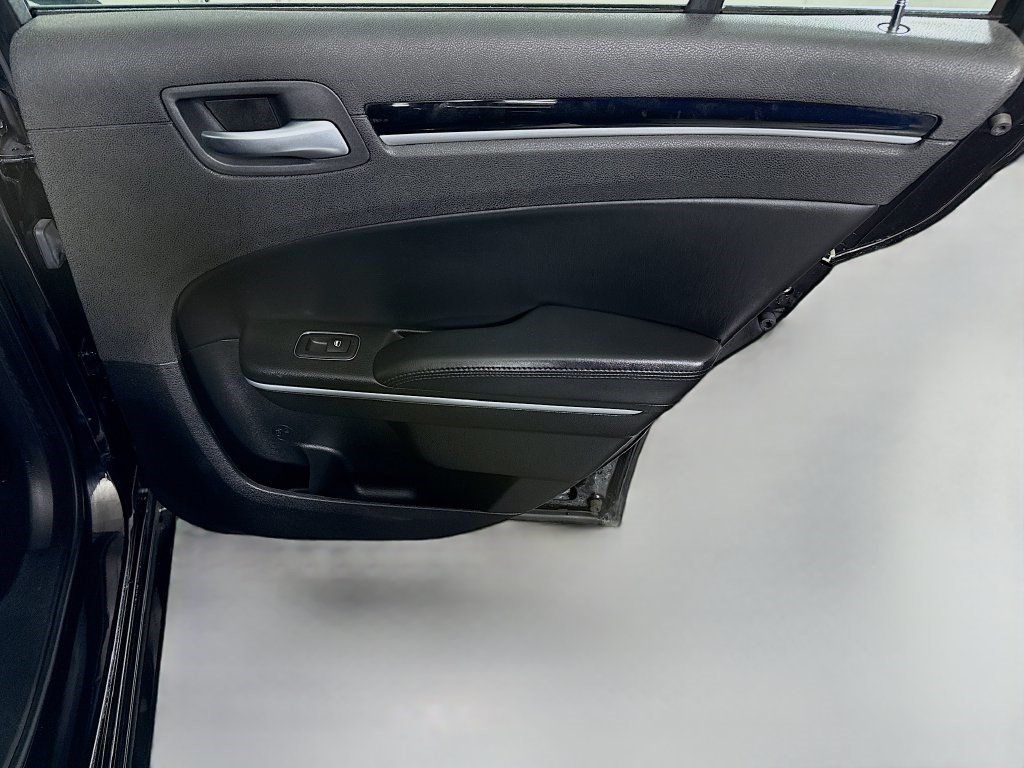 Used 2023 Chrysler 300 Touring w/ Safetytec Plus Group RWD image 27