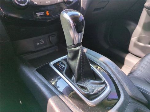 Used 2018 Nissan Rogue SV image 15