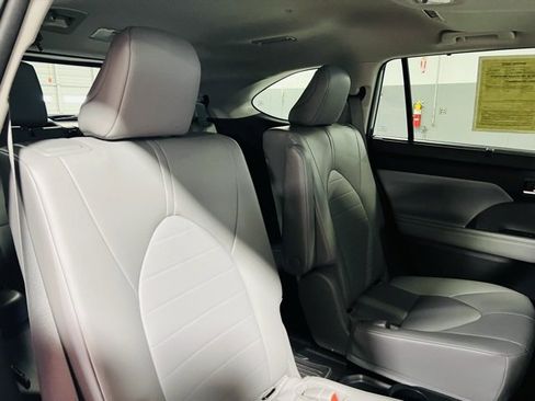 Used 2023 Toyota Highlander XLE image 32