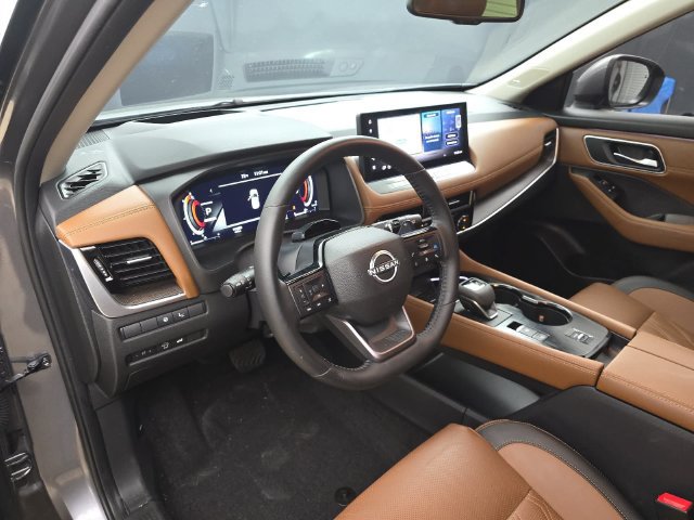 Used 2025 Nissan Rogue Platinum w/ Tech Package FWD image 14
