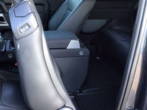 Used 2023 Land Rover Defender 90 SE image 21