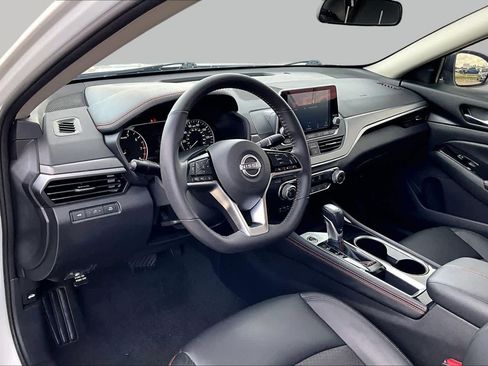Used 2024 Nissan Altima 2.5 SR FWD image 17