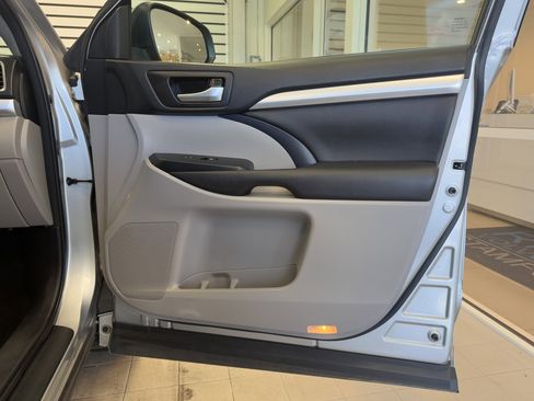 Used 2017 Toyota Highlander SE image 22