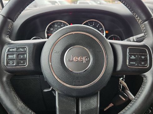 Used 2017 Jeep Wrangler Unlimited Rubicon w/ Connectivity Group AWD/4WD image 11