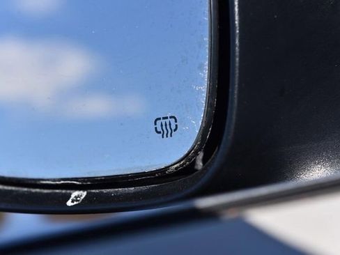 Used 2023 Chrysler Voyager LX image 9