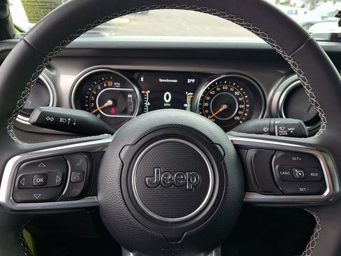 Used 2023 Jeep Gladiator Overland image 19