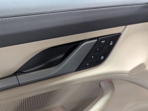 Used 2025 Porsche Taycan image 26