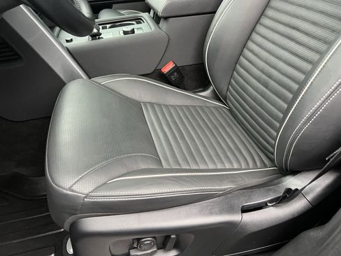 Certified 2024 Land Rover Discovery Metropolitan Edition image 16