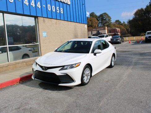 Used 2021 Toyota Camry LE image 3