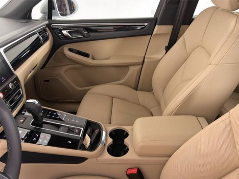 Certified 2026 Porsche Macan AWD/4WD image 30