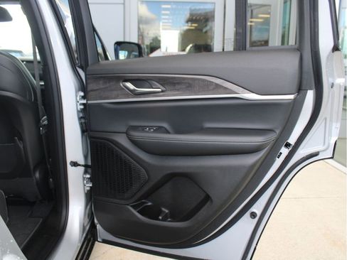 New 2025 Jeep Grand Cherokee Limited w/ Black Appearance Package image 31