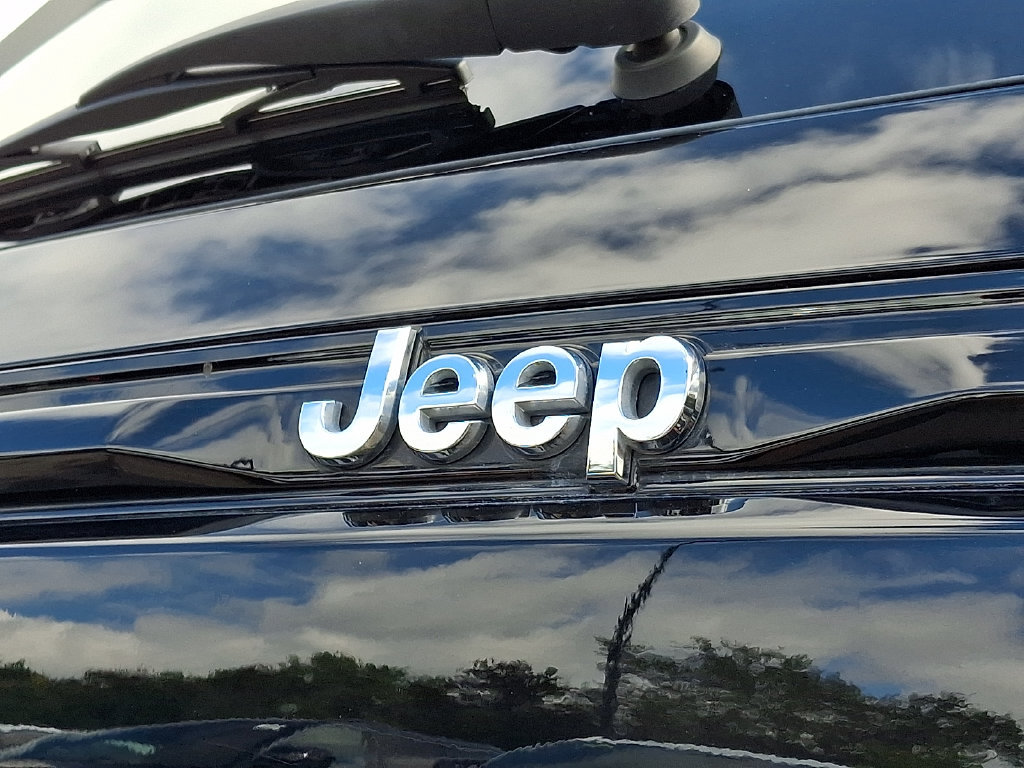 Certified 2023 Jeep Grand Cherokee Laredo X AWD/4WD image 29